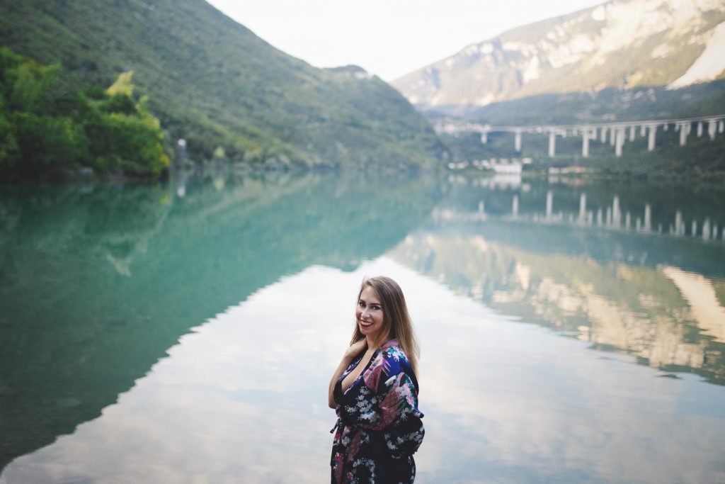 shana fotografa professionista di treviso racconta storie al femminile, parla di corpi, cicatrici, in modo sensuale, ma mai volgare. Prenota il tuo servizio fotografico di ritratto e boudoir
